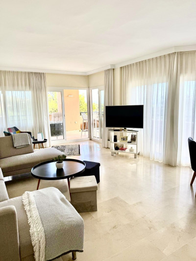 3 Bedroom Middle Floor Apartment in Elviria - Image 3