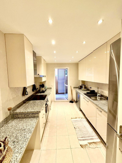 3 Bedroom Middle Floor Apartment in Elviria - Image 5