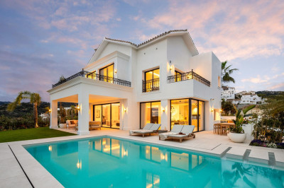5 Bedroom Detached Villa in Los Arqueros - Image 2