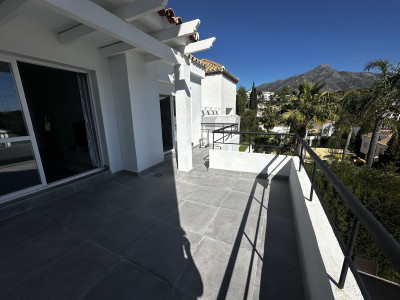 2 Bedroom Middle Floor Apartment in Nueva Andalucía - Image 4