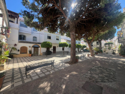 3 Bedroom Semi-Detached House in Estepona - Image 1