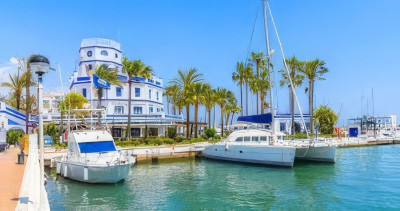3 Bedroom Middle Floor Apartment in Estepona - Image 1