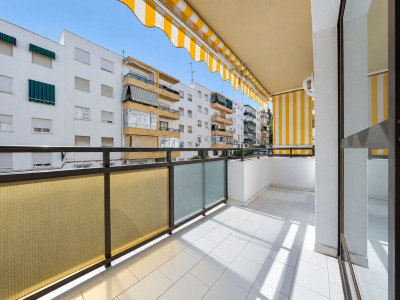 3 Bedroom Middle Floor Apartment in Estepona - Image 5
