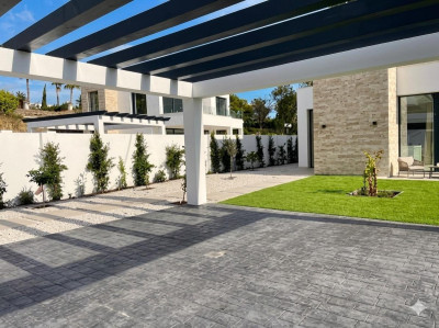 6 Bedroom Detached Villa in Estepona - Image 2