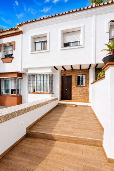 3 Bedroom Townhouse in Marbella - Image 2