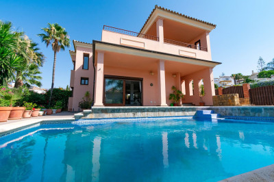 4 Bedroom Detached Villa in Estepona - Image 5