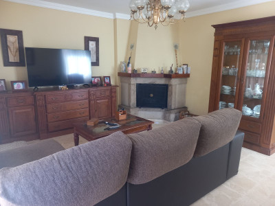 4 Bedroom Semi-Detached House in Estepona - Image 3