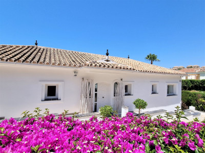 5 Bedroom Detached Villa in Elviria - Image 1