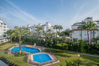 3 Bedroom Middle Floor Apartment in Puerto Banús - Image 2