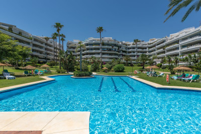 4 Bedroom Ground Floor Apartment in Marbella - Image 2