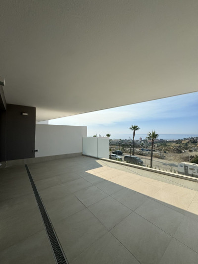 2 Bedroom Middle Floor Apartment in La Duquesa - Image 2