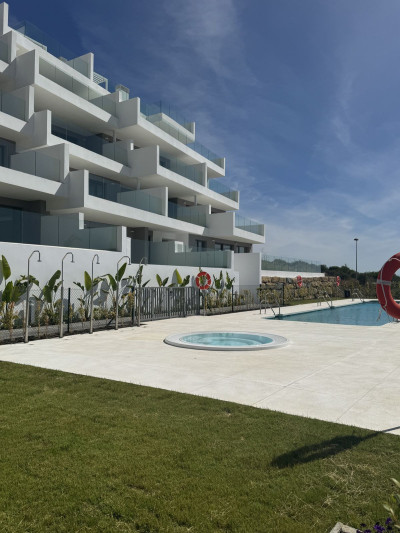 2 Bedroom Middle Floor Apartment in La Duquesa - Image 5