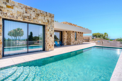 5 Bedroom Detached Villa in Elviria - Image 1