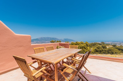 3 Bedroom Middle Floor Apartment in La Mairena - Image 2
