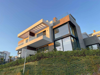 6 Bedroom Semi-Detached House in Marbella - Image 1