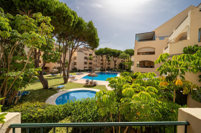 3 Bedroom Middle Floor Apartment in Elviria - Image 2