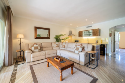 3 Bedroom Middle Floor Apartment in Elviria - Image 3