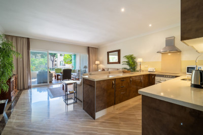 3 Bedroom Middle Floor Apartment in Elviria - Image 4