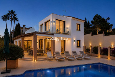 6 Bedroom Detached Villa in Estepona - Image 1
