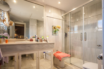 2 Bedroom Middle Floor Apartment in Elviria - Image 5