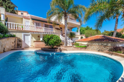 5 Bedroom Detached Villa in Nueva Andalucía - Image 1