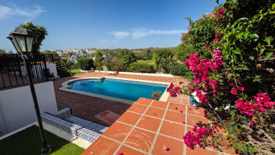 5 Bedroom Semi-Detached House in La Duquesa - Image 1