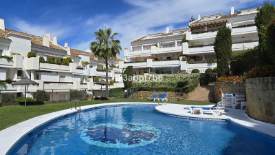 2 Bedroom Middle Floor Apartment in Nueva Andalucía - Image 1