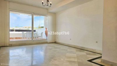 2 Bedroom Middle Floor Apartment in Nueva Andalucía - Image 2