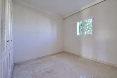 2 Bedroom Middle Floor Apartment in La Quinta - Image 3