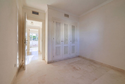 2 Bedroom Middle Floor Apartment in La Quinta - Image 4