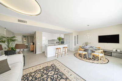 3 Bedroom Middle Floor Apartment in Estepona - Image 2