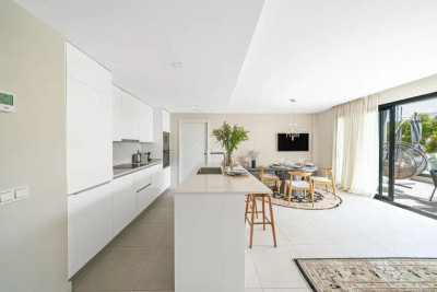 3 Bedroom Middle Floor Apartment in Estepona - Image 3