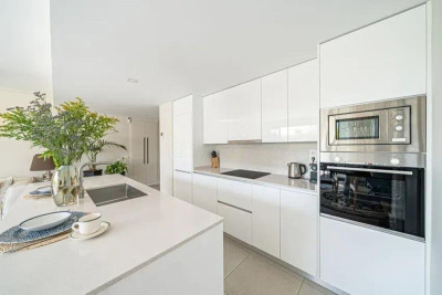 3 Bedroom Middle Floor Apartment in Estepona - Image 4