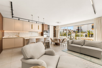 4 Bedroom Townhouse in Estepona - Image 2