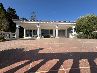 5 Bedroom Detached Villa in Estepona - Image 1