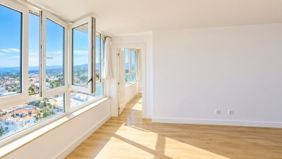 2 Bedroom Middle Floor Apartment in Torreguadiaro - Image 3