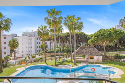 2 Bedroom Middle Floor Apartment in Calahonda