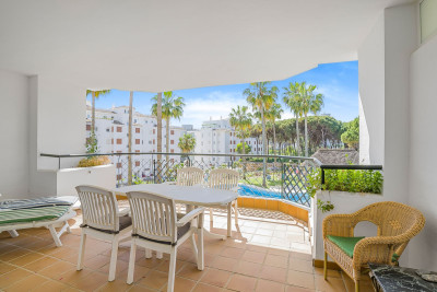 2 Bedroom Middle Floor Apartment in Calahonda - Image 3