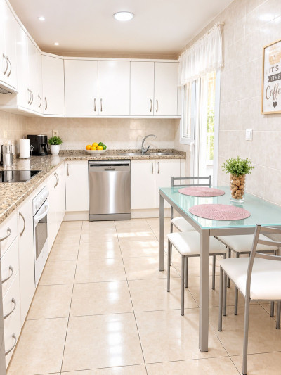 3 Bedroom Middle Floor Apartment in La Campana - Image 5