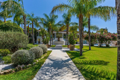 6 Bedroom Detached Villa in Marbella - Image 1
