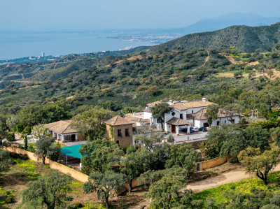 7 Bedroom Detached Villa in La Mairena - Image 2