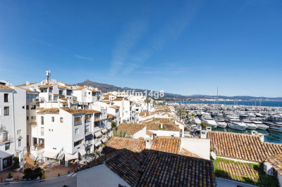 2 Bedroom Middle Floor Apartment in Puerto Banús - Image 1
