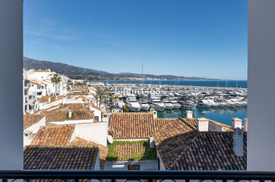 2 Bedroom Middle Floor Apartment in Puerto Banús - Image 2