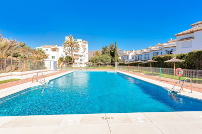 2 Bedroom Middle Floor Apartment in Estepona - Image 4