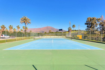2 Bedroom Middle Floor Apartment in Estepona - Image 5