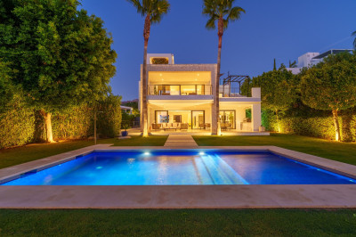 6 Bedroom Detached Villa in Nueva Andalucía - Image 2