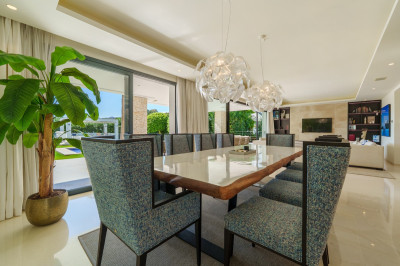 6 Bedroom Detached Villa in Nueva Andalucía - Image 5
