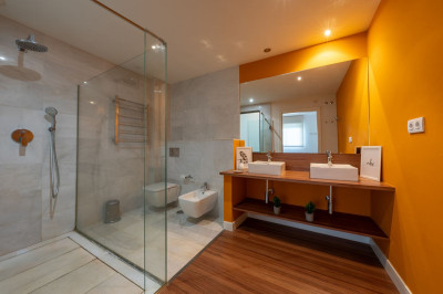 2 Bedroom Middle Floor Apartment in Marbella - Image 4