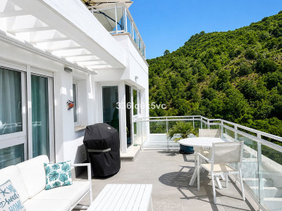 3 Bedroom Penthouse in Benahavís - Image 5