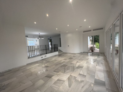 5 Bedroom Detached Villa in Nueva Andalucía - Image 2